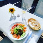 Salat mit Brot auf Terrasse