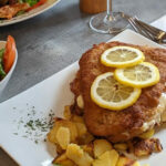 Schnitzel mit Zitronenscheiben