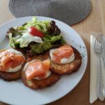 Kartoffelpuffer mit Lachs und Salat