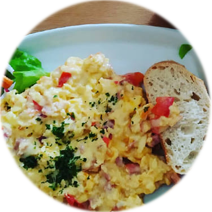 Frühstück: Rührei mit Tomaten, Kräutern und Brot